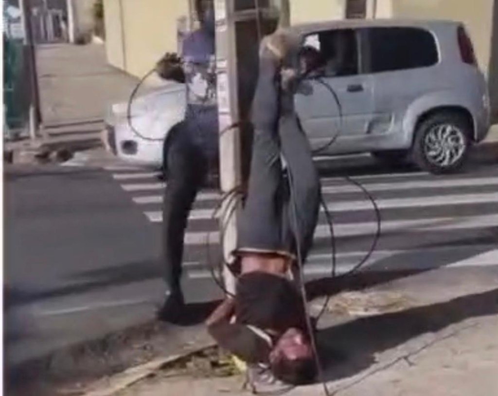 Homem é espancado e amarrado a poste após tentativa de assalto na Praia de Iracema