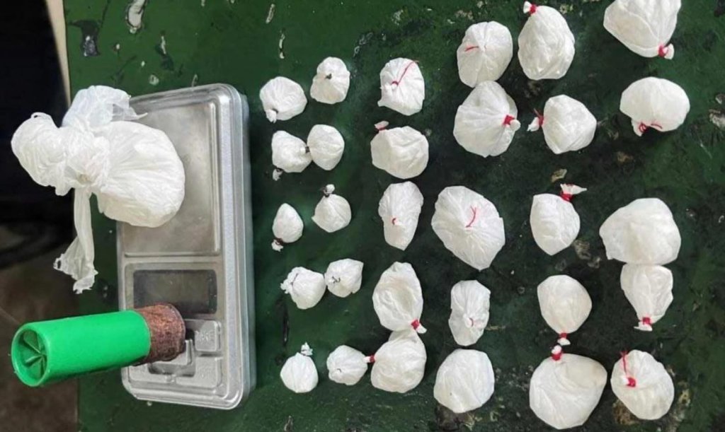 PM apreende drogas e balanças de precisão em barraco na Paupina, em Fortaleza