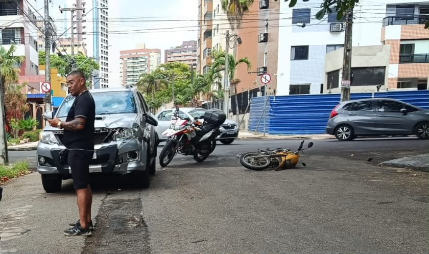 Colisão entre caminhonete e moto deixa duas pessoas feridas na Varjota