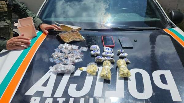 Mulher de 18 anos é presa e adolescente de 16 anos é apreendido por tráfico de drogas