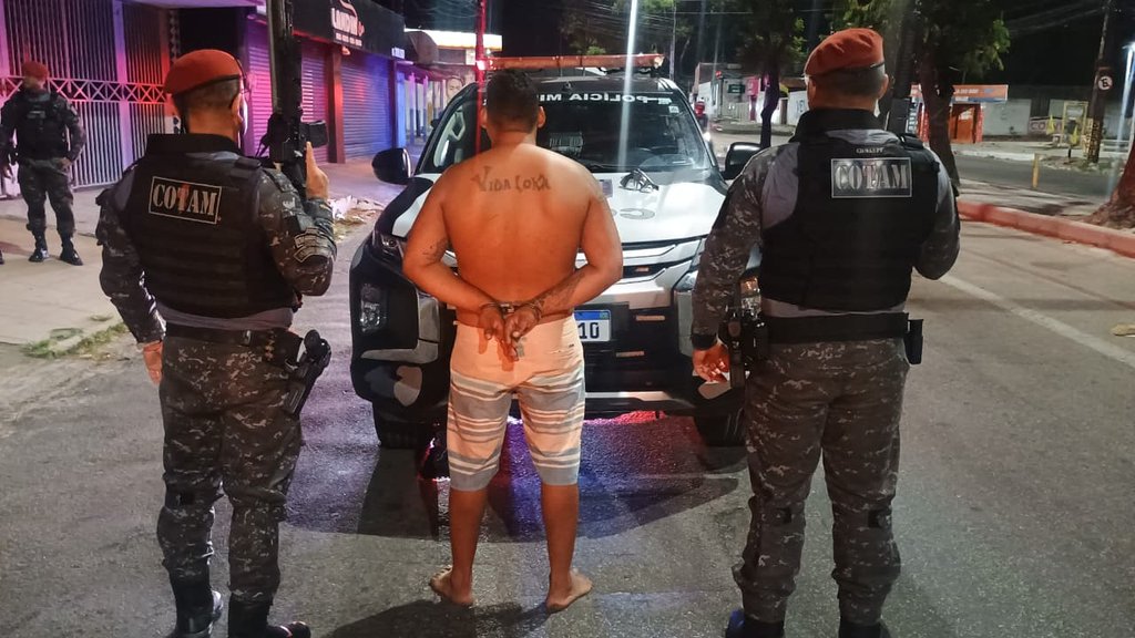 Homem é preso com quase 1 kg de drogas e revólver no bairro Barra do Ceará, em Fortaleza