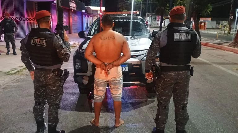 Homem é preso com quase 1 kg de drogas e revólver no bairro Barra do Ceará, em Fortaleza