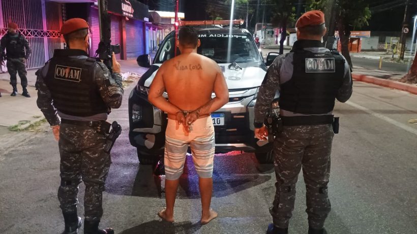 Homem é preso com quase 1 kg de drogas e revólver no bairro Barra do Ceará, em Fortaleza