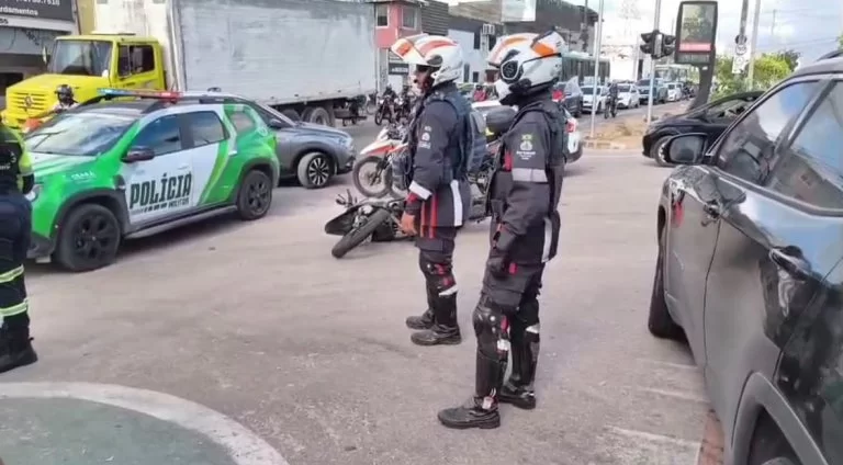 PM fica ferido após colisão entre moto e carro na Avenida Deputado Paulino Rocha