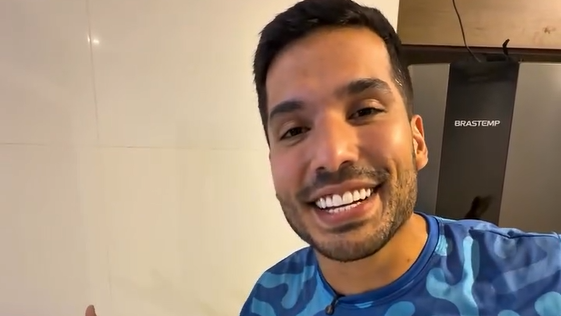 André Fernandes promove adesivaço de Flávio Bolsonaro em cinco bairros de Fortaleza