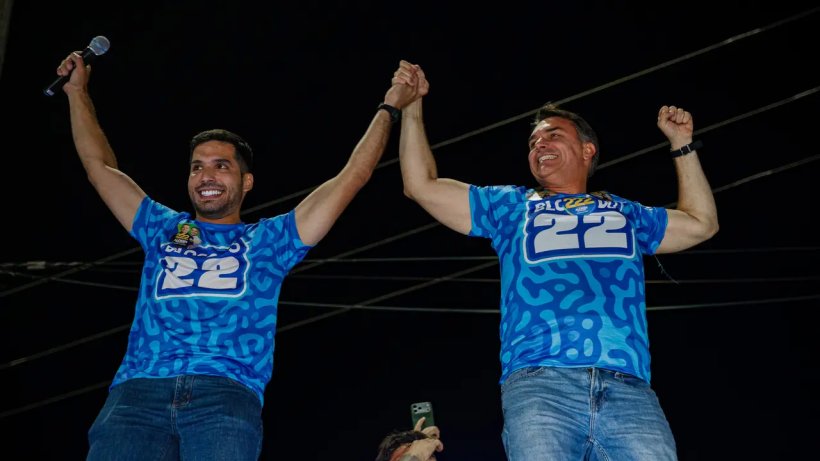 Flávio Bolsonaro convida André Fernandes para acompanhar apuração