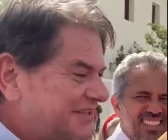 Cid Gomes vota em Sobral ao lado de Elmano e afirma que não é traidor