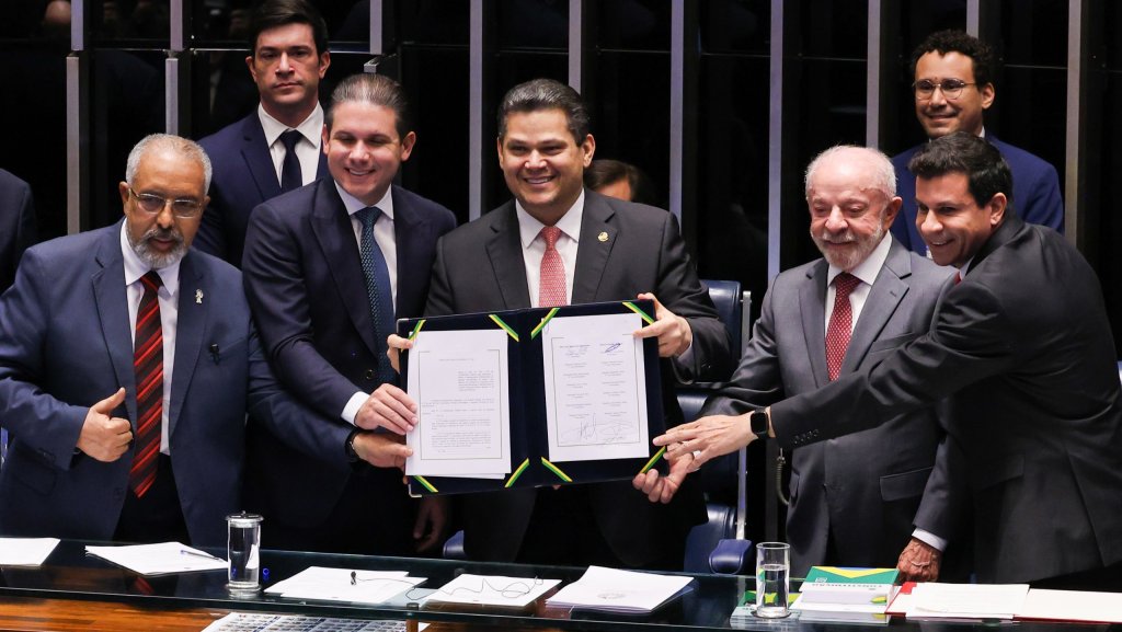 Congresso promulga emenda do fim da 6×1; escala 5×2 começa em 60 dias