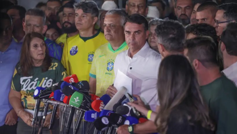 Alexandre Moraes manda Flávio entregar passaporte e o proíbe de deixar o país