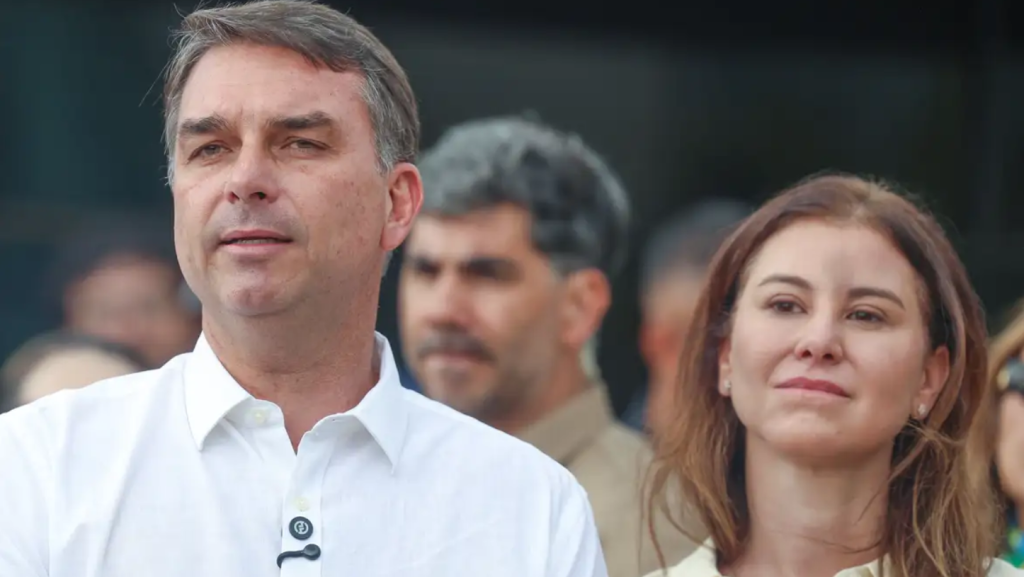 Avião com Flávio Bolsonaro e família segue para Miami