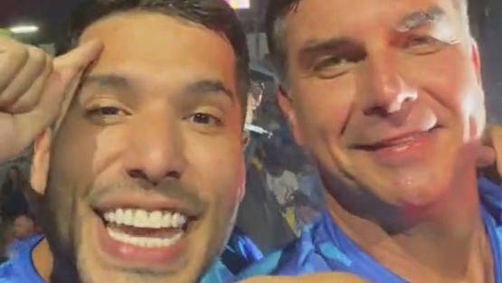 Flávio Bolsonaro desembarca em Fortaleza para ato com André Fernandes no entorno do Castelão