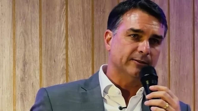 Flávio Bolsonaro deixa o Brasil rumo aos EUA após ordem para entrega de passaporte
