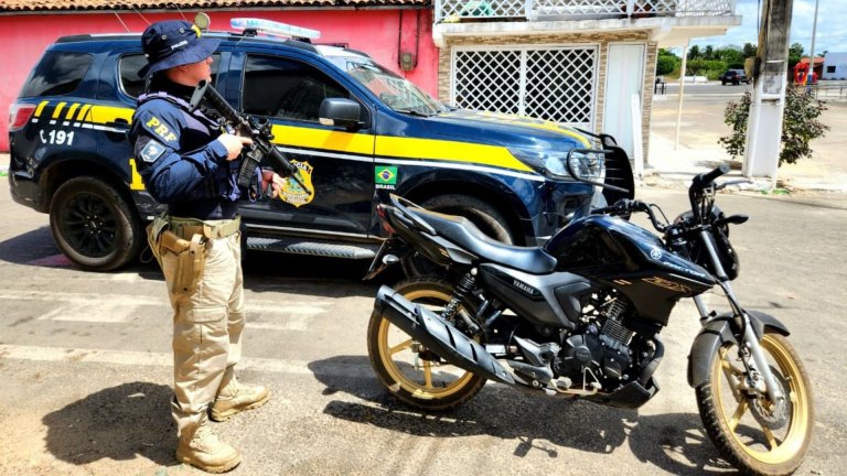PRF recupera moto furtada em Fortaleza com placa clonada na BR-222