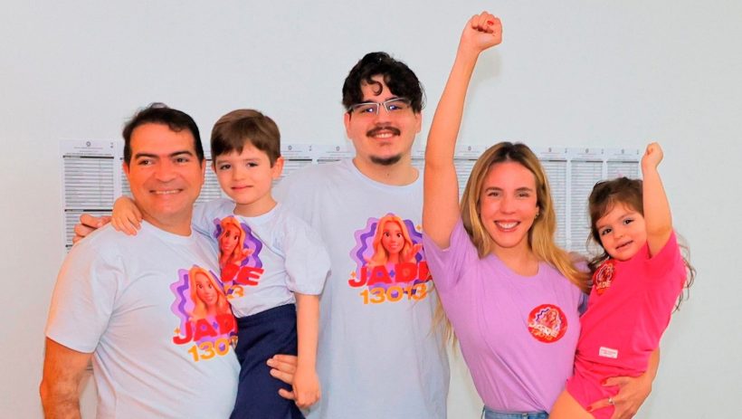 Jade Romero vota em Fortaleza e diz que resultado está nas mãos da população