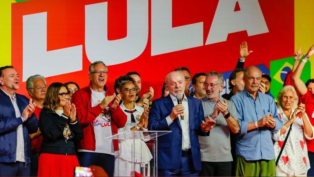 Lula reúne aliados em Brasília e determina reformulação total para o 2º turno