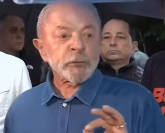 Lula denuncia falta de ônibus e pede ampliação da votação