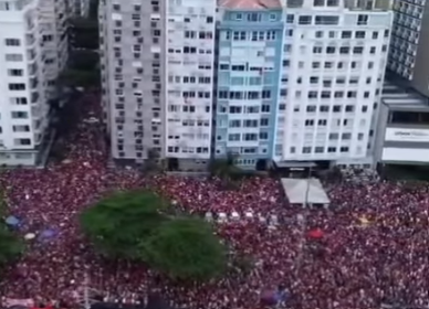 Ato pró-Lula reúne multidão em Copacabana, no Rio