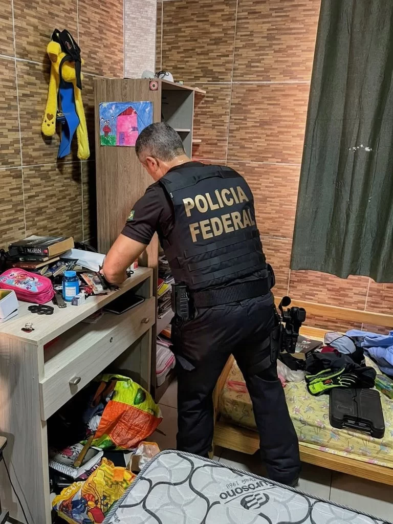 PF prende homem em Fortaleza por estupro de vulnerável após alerta do FBI