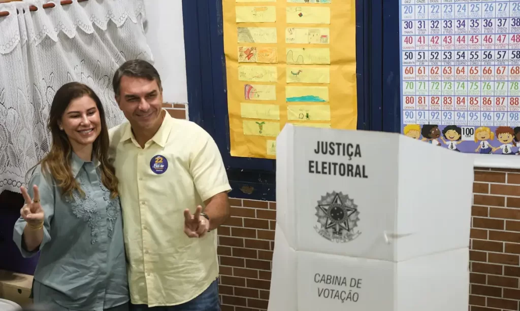 Após votação, Flávio Bolsonaro afirma que chegou a hora da “mudança de verdade”