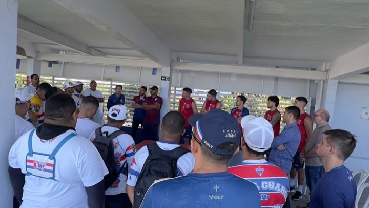 Membros de torcida organizada cobram elenco do Fortaleza no CT após novos tropeços no Castelão
